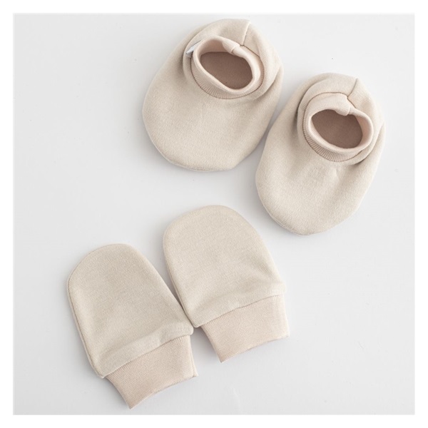 New Baby Casually dressed beige 0-6m cotton baby set with caps and gloves, size 0-6 m