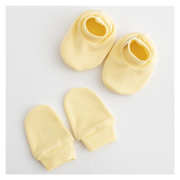 New Baby Casually dressed yellow 0-6m cotton baby set with caps and gloves, size 0-6 m